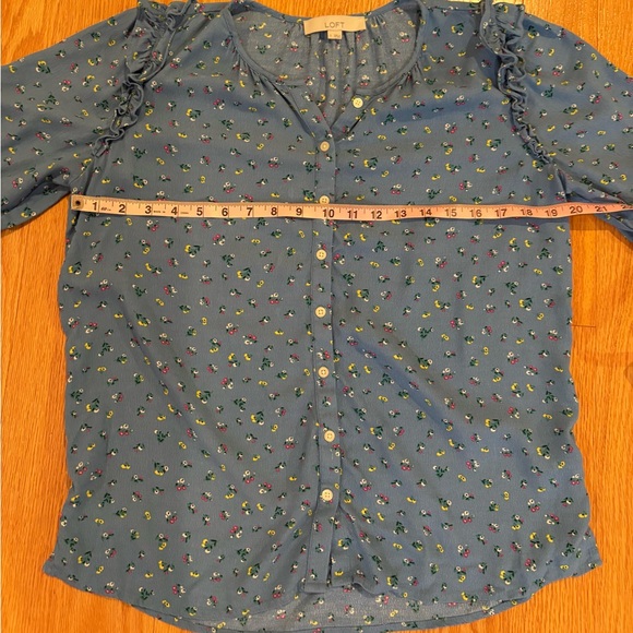 LOFT Blue Floral Print Top size small - Picture 4 of 5